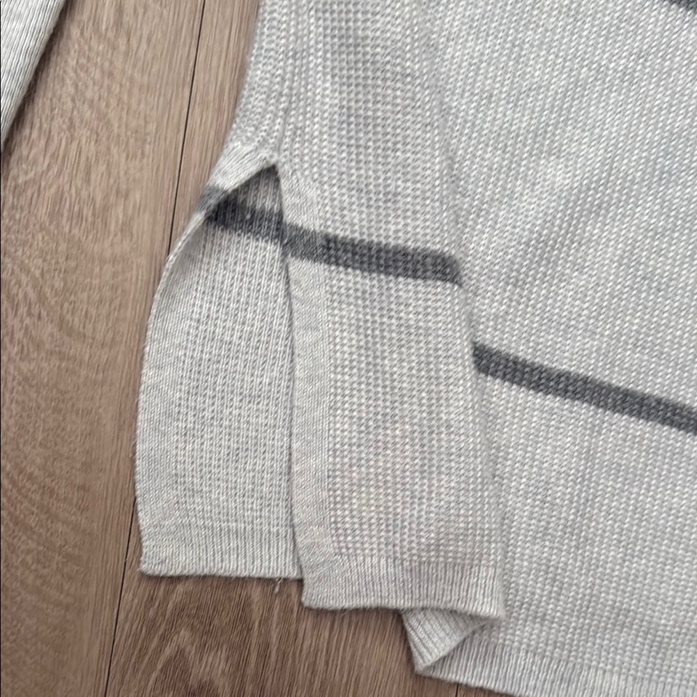 GAP Light Gray Textured Sweater - Picture 5 of 5